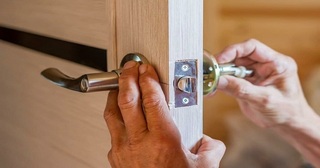 Установка и замена дверной ручки в Соли-Илецке от 281 руб. – Мастер24, монтаж фурнитуры, недорого